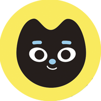Cara de gatito negro, con orejas puntiagudas paradas y nariz celeste