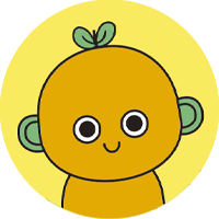 Cara de bebé sonriente de color naranja, con ojos grandes y redondos. Sobre la cabeza, unos poquitos pelos verdes que parecen las hojas de una naranja y a los costados, orejas verdes y redondas