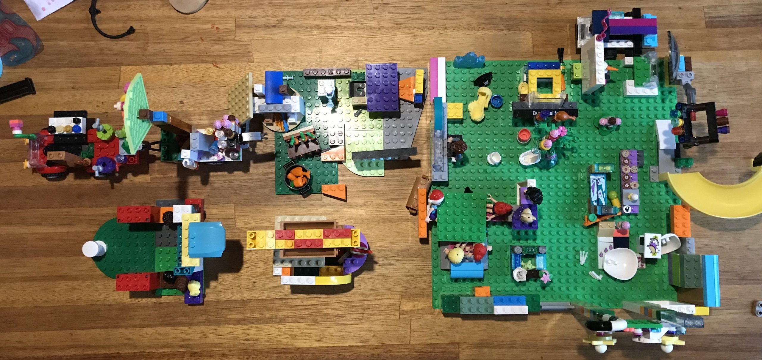 Esto es un juego de Lego. Hay una jugueria portátil, y una peLuqueria no portátil también un restoran y un Lugar donde venden panchos y una heladería que también venden 🍪