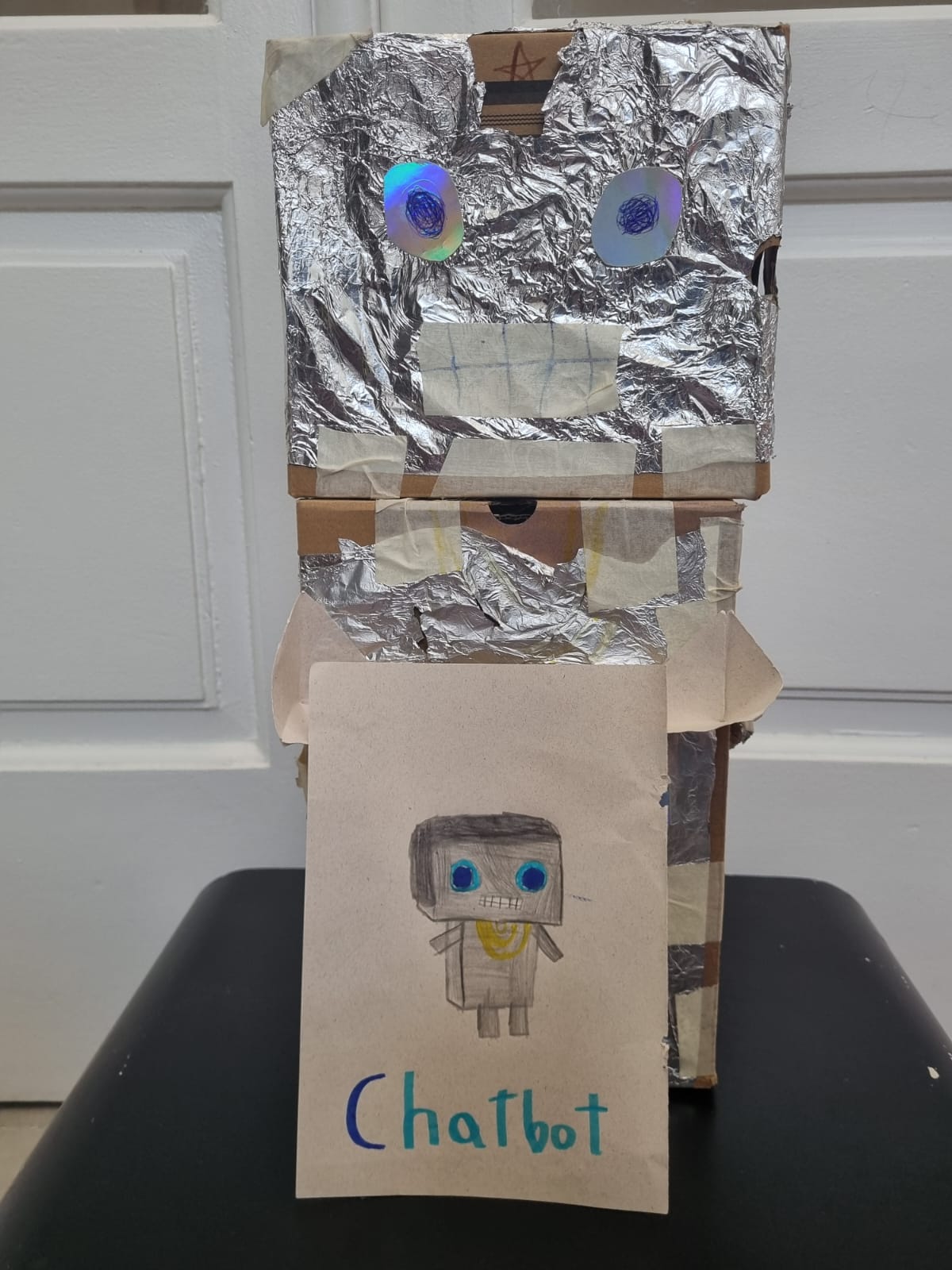 El q está echo de cajas, es el Chatbot (lo hice yo cuando tenía 7 años y era para la escuela, en armenio, estábamos trabajando las formas) está disfrazado de Rubén Rada y el de la hoja es (un dibujo de) el Chatbot 🫠🫠🫠