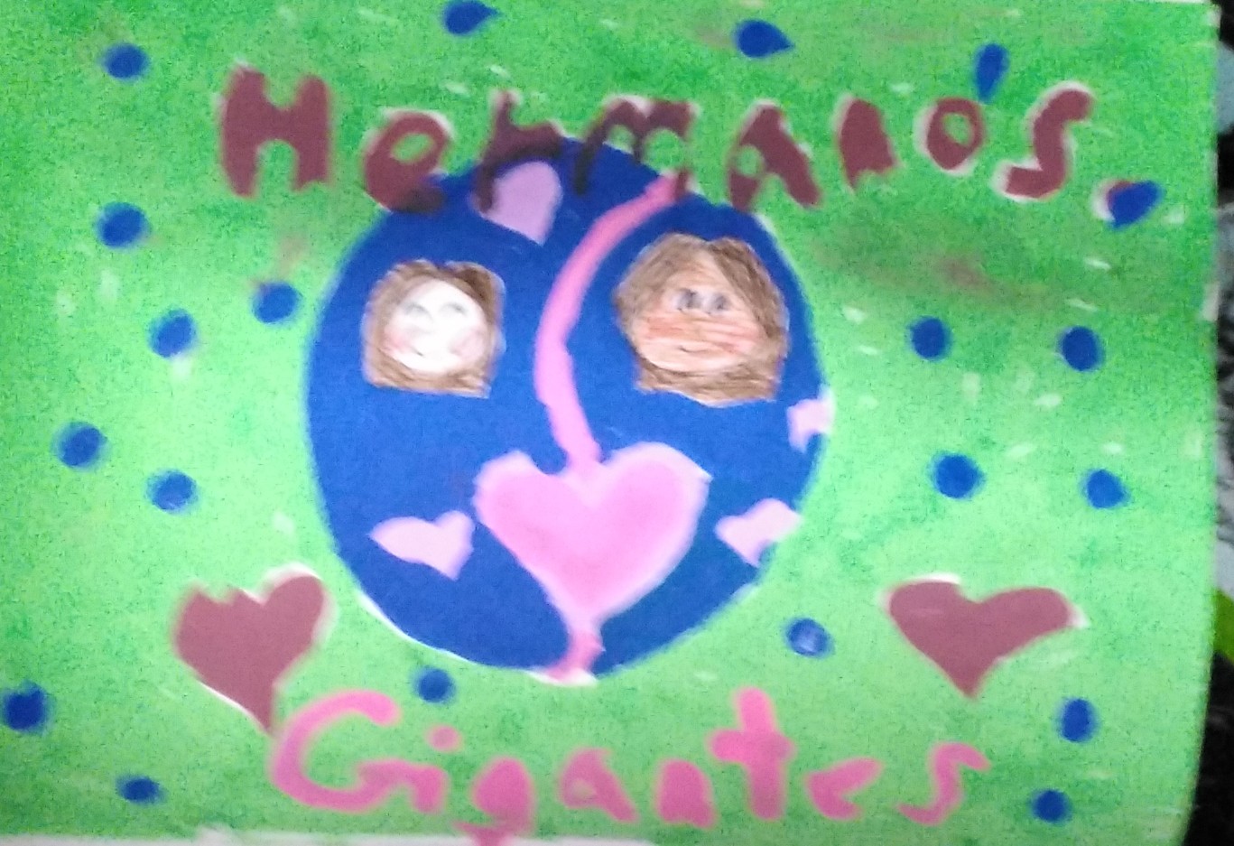 Esta borroso, pero hay dos hermanas, el Yin Yang con un corazon representa que aunque son distintas, las une el amor.